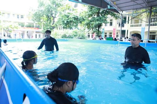 Nhiều kỹ năng bơi an toàn được các em học sinh tiếp thu từ các thầy giáo dạy bơi có chuyên môn.