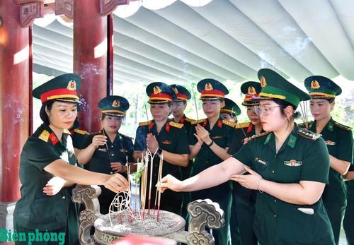 Hội Phụ nữ Bộ đội Biên phòng tỉnh Nghệ An phối hợp với Hội Phụ nữ Bộ Chỉ huy Quân sự tỉnh Nghệ An tổ chức chuỗi hoạt động về nguồn mang ý nghĩa sâu sắc, thể hiện đạo lý "Uống nước nhớ nguồn", "Đền ơn đáp nghĩa" của dân tộc. Trong ảnh: Cán bộ Hội Phụ nữ Bộ đội Biên phòng tỉnh Nghệ An cùng Hội Phụ nữ Bộ Chỉ huy Quân sự tỉnh dâng hương, dâng hoa tưởng niệm các Anh hùng, liệt sĩ tại Khu di tích lịch sử quốc gia Truông Bồn, xã Bạch Hà, tỉnh Nghệ An. Ảnh: Lê Thạch