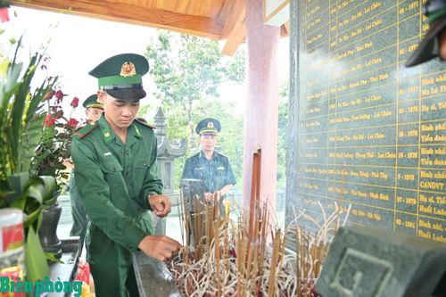 Ban Chỉ huy Bộ đội Biên phòng tỉnh Lai Châu phối hợp với cấp ủy, chính quyền xã Phong Thổ, tỉnh Lai Châu tổ chức dâng hoa, dâng hương tưởng niệm các Anh hùng, liệt sĩ tại các nhà bia ghi tên liệt sĩ trên tuyến biên giới. Ảnh: Đức Duẩn