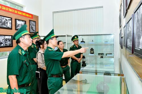 Ban Chỉ huy Bộ đội Biên phòng thành phố Cần Thơ tổ chức hành quân về nguồn, dâng hương và tham quan, học tập truyền thống tại Di tích lịch sử - văn hóa Khu căn cứ Tỉnh ủy Sóc Trăng (cũ) tại rừng tràm Mỹ Phước, ấp Phước An B, xã Mỹ Phước, thành phố Cần Thơ. Ảnh: Văn Long