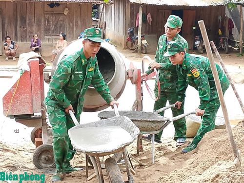 Nhân dịp kỷ niệm 79 năm Ngày Thương binh - Liệt sĩ, Ban Chỉ huy Bộ đội Biên phòng tỉnh Quảng Ngãi phối hợp với chính quyền địa phương tổ chức nhiều hoạt động thăm, tặng quà, chăm sóc sức khỏe Mẹ Việt Nam anh hùng, gia đình chính sách, người có công tại khu vực biên giới, biển, đảo. Trong ảnh: Cán bộ Đồn Biên phòng Đăk Nhoong, Bộ đội Biên phòng tỉnh Quảng Ngãi tham gia xây nhà ở cho con của người tham gia cách mạng bị nhiễm chất độc da cam. Ảnh: Văn Tánh