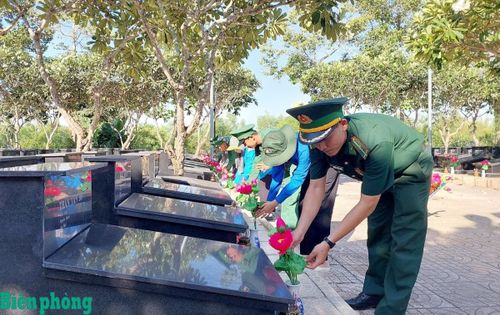 Chi đoàn Đồn Biên phòng Mỹ Thạnh Tây, Bộ đội Biên phòng tỉnh Tây Ninh cùng cán bộ, đoàn viên, thanh niên các đơn vị ra quân thực hiện mô hình “Ngàn hoa dâng mộ liệt sĩ”. Ảnh: Đinh Quân