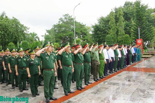 Cán bộ, chiến sĩ Bộ đội Biên phòng tỉnh Lâm Đồng tham gia cùng Đoàn công tác của Bộ Quốc phòng do Đại tướng Phan Văn Giang, Ủy viên Bộ Chính trị, Phó Bí thư Quân ủy Trung ương, Phó Thủ tướng Chính phủ, Bộ trưởng Bộ Quốc phòng dẫn đầu dâng hương, dâng hoa tưởng niệm các Anh hùng, liệt sĩ tại Nghĩa trang Liệt sĩ Đắk Nông. Ảnh: Văn Hoàn