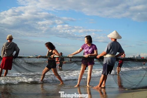 Du khách hào hứng tham gia trải nghiệm kéo lưới.
