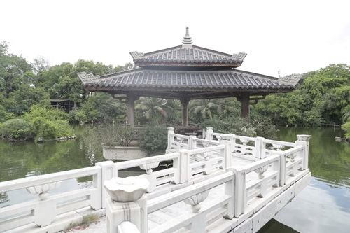 Điểm nhấn của khuôn viên là thủy đình nằm giữa hồ, kết nối với bờ bằng cây cầu đá. Đây là nơi vợ chồng Khánh Ly thường ngồi thưởng trà, ngắm trăng hoặc đón bạn bè tới giao lưu.(ảnh: Mai Bình)
