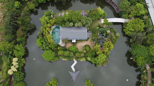 "Khi mua khu đất, chồng tôi lên ý tưởng quy hoạch toàn bộ khuôn viên theo hình dáng một con rùa, vừa có hồ nước, vừa có không gian để các con vui chơi, học cách trồng rau, làm vườn mỗi dịp cuối tuần", Khánh Ly chia sẻ.(ảnh: Mai Bình)