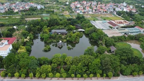 Nhìn từ trên cao, toàn bộ khuôn viên được bố trí như một "ốc đảo" nằm giữa hồ nước lớn.(ảnh: Mai Bình)