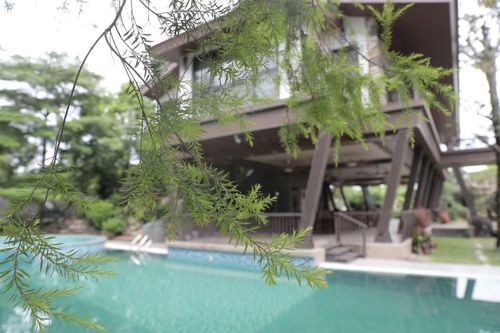 Ngôi nhà hiện nay được xây dựng theo cảm hứng từ kiến trúc nhà sàn với không gian mở, sử dụng nhiều vật liệu gỗ kết hợp kính để kết nối với cảnh quan bên ngoài.(ảnh: Mai Bình)
