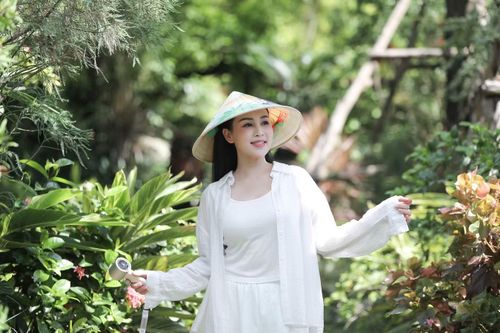Theo nữ ca sĩ, ông xã - một kiến trúc sư - mua khu đất này từ năm 2004. Sau nhiều năm cải tạo, khu đất được quy hoạch thành một quần thể nhà vườn khép kín với hồ nước, cây xanh và nhiều công trình mang dấu ấn cá nhân.(ảnh: Mai Bình)