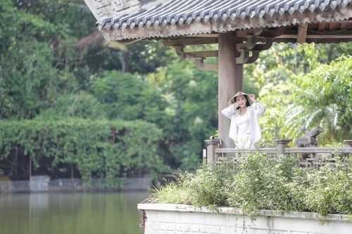 Ông xã nữ ca sĩ còn đóng riêng một chiếc thuyền gỗ để cả gia đình dạo hồ hoặc tổ chức những buổi đàn hát trong các dịp đặc biệt.(ảnh: Mai Bình)