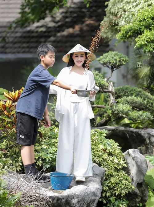 Khánh Ly cho biết trong thời gian dịch COVID-19, cả gia đình từng sinh hoạt tại đây nhiều tháng. Hai con trai có thêm không gian vui chơi, học cách chăm sóc cây cối và hòa mình với thiên nhiên. (ảnh: Mai Bình)