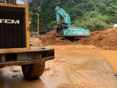Máy móc, nhân công được huy động để khơi thông tuyến đường.
