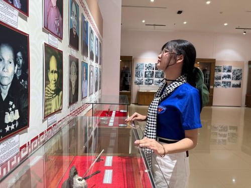“Hôm nay, em được trường tạo cơ hội đến đây, để được tìm hiểu về cuộc đời các Mẹ Việt Nam Anh hùng. Đặc biệt là Mẹ Thứ, người mẹ có 9 người con ra chiến trường và hy sinh cả 9 người. Nỗi đau đớn hy sinh của Mẹ thật không kể xiết, giúp chúng em càng trân trọng hơn giá trị của cuộc sống hòa bình hôm nay”, Nguyễn Thị Huyền Trang Chi đoàn trường Bình Minh, quận Hải Châu, TP. Đà Nẵng xúc động bày tỏ.