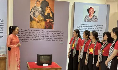 Chiếc ti vi được nguyên Phó Chủ tịch nước Nguyễn Thị Bình tặng cho Mẹ VNAH Nguyễn Thị Thứ và con gái là Mẹ VNAH Lê Thị Trị năm 1987, để hai Mẹ nghe tin tức về những người con, người em chưa tìm được mộ qua mục “Nhắn tìm đồng đội”. Trong 9 năm kháng chiến chống Pháp, 4 người con của Mẹ Thứ ngã xuống khắp chiến trường. Và trong 21 năm chống Mỹ cứu nước, thêm 5 người con nữa của Mẹ lần lượt ngã xuống. Ba mươi năm kháng chiến trường kỳ, bao mất mát đã tới tấp ập đến với gia đình Mẹ.
