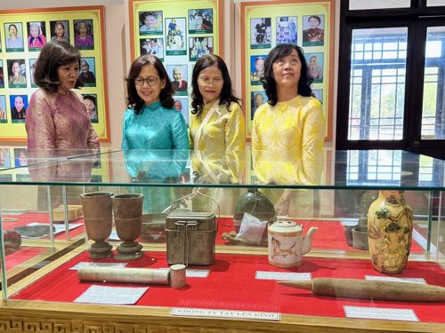 Chiếc chân đèn của Mẹ VNAH Ngô Thị Liền (quê xã Núi Thành, TP. Đà Nẵng), mẹ có chồng và 1 người con là liệt sĩ. Chiếc cà mèn của Mẹ VNAH Trương Thị Hiệp (quê Đồng Tháp) có 2 người con là liệt sĩ. Tách trà của Mẹ Nguyễn Thị Đây (xã Thăng An, TP. Đà Nẵng) có 2 người con là liệt sĩ. Chiếc bình hoa của Mẹ VNAH Hà Thị Nì (phường An Thắng, TP. Đà Nẵng) có chồng và 4 người con là liệt sĩ. Dụng cụ đựng thư từ, tài liệu mật được Mẹ VNAH Nguyễn Thị Nút (quê Hội An, TP. Đà Nẵng) sử dụng để lưu giữ và tránh địch phát hiện. Dụng cụ trỉa lỗ trồng cây của Mẹ VNAH Hồ Thị Tâm.