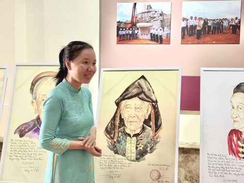 “Đây là một công trình rất ý nghĩa tri ân sự hy sinh vĩ đại và thầm lặng của các Mẹ Việt Nam Anh hùng. Tôi rất vinh dự khi làm công việc này, vì có thể giới thiệu tấm gương hy sinh của các Mẹ đến với người dân cả nước. Đặc biệt là đến các thế hệ trẻ, biết được hòa bình hôm nay đã được đánh đổi bằng bao máu, xương của các Mẹ Việt Nam Anh hùng, các anh hùng, liệt sĩ” – chị Nguyễn Thị Trúc hướng dẫn viên Khu tượng đài Mẹ Việt Nam Anh hùng, chia sẻ.