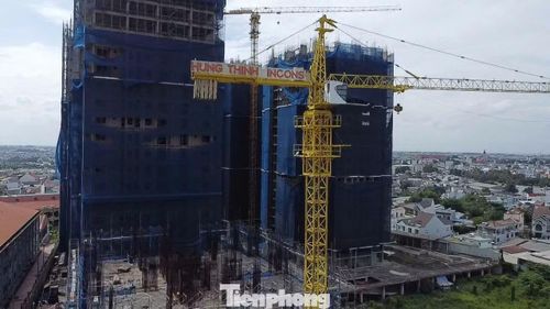 Không xa đó, dự án Bien Hoa Universe Complex tại phường Long Bình (trước đây là phường Hố Nai, TP. Biên Hòa) cũng trong tình cảnh tương tự. Dự án do Công ty CP Xây dựng và Thương mại Tân Văn Hoa làm chủ đầu tư, phân phối độc quyền bởi PropertyX.