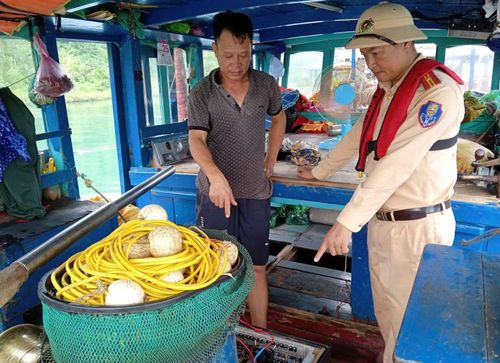 Lực lượng chức năng phát hiện thiết bị kích điện dùng tận diệt hải sản.