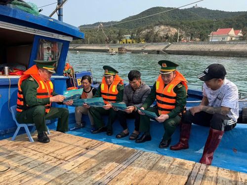 Đồn biên phòng đảo Trần tăng cường tuyên truyền phổ biến pháp luật cho ngư dân.