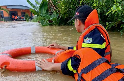 Một cán bộ sẵn sàng đón người dân từ điểm cô lập đến nơi an toàn.