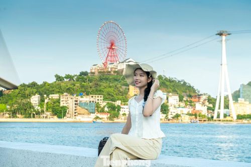 Khu vực được mọi người ưa thích nhất là bờ kè đá chạy dọc công viên.
