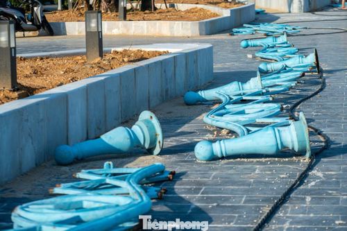 Phần lan can của công viên trước khi cải tạo được đơn vị thi công đặt ngay cạnh bờ kè.
