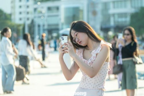 Đa số là các bạn trẻ, khách du lịch đến từ các địa phương lân cận như Hà Nội, Hải Phòng, Bắc Ninh, Hưng Yên...
