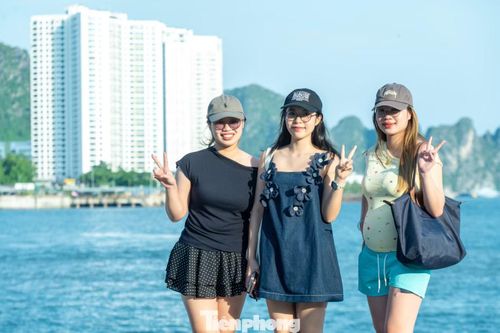 Nhóm của Thu Giang đến từ TP Hải Phòng biết đến địa điểm này qua các review trước đó của khách du lịch trên một số trang mạng xã hội. "Từ đây chụp ảnh sang bên phía bến tàu du lịch hay phía bờ bên kia cầu Bãi Cháy đều đẹp, mọi người đến đây rất đông, đây chắc chắn là địa điểm thu hút giới trẻ trong thời gian sắp tới", Giang chia sẻ.