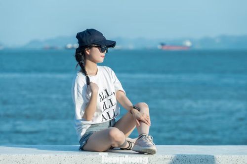 Bích Ngọc đến từ Hà Nội cho biết cùng nhóm bạn tới Quảng Ninh để du lịch dịp nghỉ cuối tuần. Ngoài thưởng thức các món ăn đặc sản, cả nhóm lên kế hoạch đi một số điểm thuộc Khu du lịch Bãi Cháy để chụp ảnh check-in.