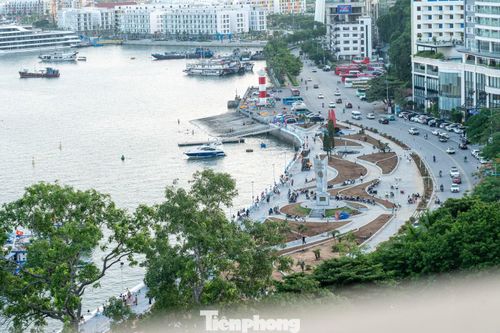 Công viên và bến phà Bãi Cháy nhìn từ trên cầu Bãi Cháy xuống.