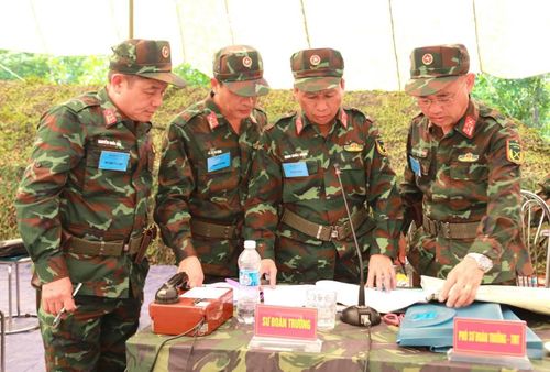 Hội ý chỉ huy xác định quyết tâm chiến đấu.