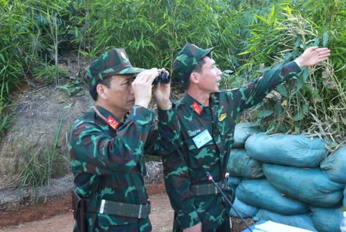 Sư đoàn trưởng Sư đoàn 304 tiến hành trinh sát thực địa hoàn chỉnh quyết tâm chiến đấu.