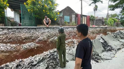 Độ sâu đoạn đường bị sụt lún có nơi chênh lệch đến 1,7 m.