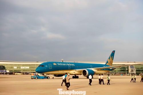 Máy bay Vietnam Airlines đáp xuống Cảng hàng không quốc tế Long Thành ngày 19/12/2025.