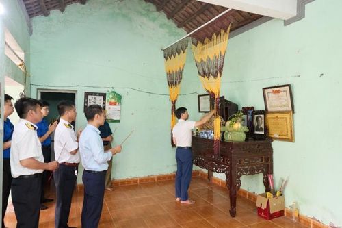 Dâng hương tri ân Mẹ Việt Nam Anh hùng.