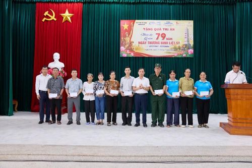Trao quà tri ân các gia đình chính sách, người có công với cách mạng trên địa bàn phường Nghi Sơn.