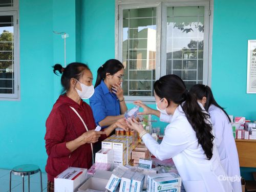 Người dân được khám sức khỏe, cấp phát thuốc miễn phí.