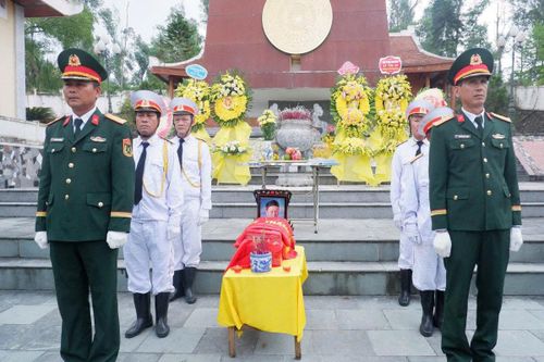 Nghi thức di chuyển hài cốt liệt sĩ Nguyễn Hữu Quế về an táng tại Nghĩa trang Liệt sĩ Nam Đàn.