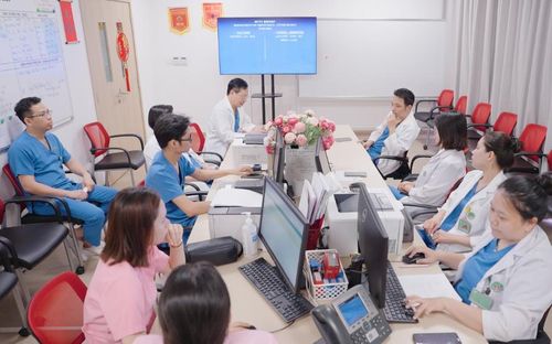 11 bác sĩ thuộc 7 chuyên khoa hội chẩn trước ca phẫu thuật. Ảnh: Bệnh viện Đa khoa Hồng Ngọc