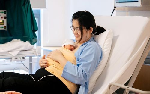 Chị Hương lần đầu ôm con sau ca sinh nguy cơ cao tại BVĐK Hồng Ngọc. Ảnh: Bệnh viện Đa khoa Hồng Ngọc