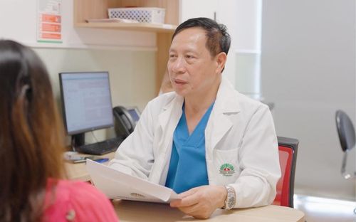 BS. Vũ Công Khanh theo dõi thai kỳ cho sản phụ. Ảnh: Bệnh viện Đa khoa Hồng Ngọc