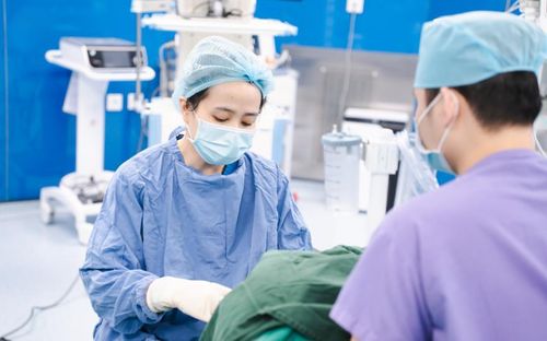 BS. Thu Ba triển khai phương án gây mê hai giai đoạn trước ca mổ. Ảnh: Bệnh viện Đa khoa Hồng Ngọc