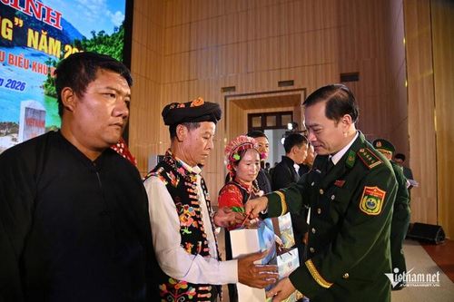 Đại tá Nguyễn Văn Hưng - Chính ủy Ban Chỉ huy Bộ đội Biên phòng Lai Châu, tặng quà cho trưởng bản, Người có uy tín