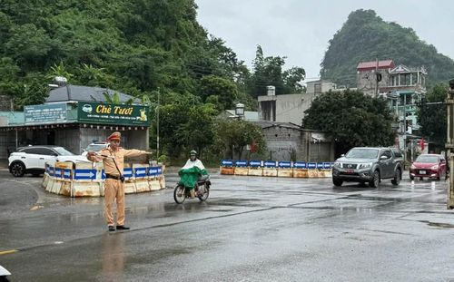 Lực lượng chức năng phân luồng giao thông trong lúc khắc phục sự cố đèn tín hiệu bị sét đánh hỏng. Ảnh: CACC