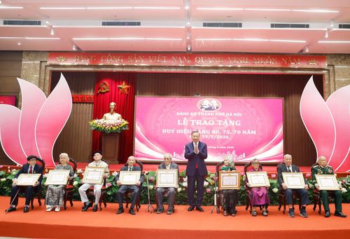 Tổng Bí thư, Chủ tịch nước Tô Lâm trao giấy chứng nhận cho các đảng viên lão thành được nhận Huy hiệu 80 năm tuổi Đảng dịp 19/5. Ảnh: TTXVN