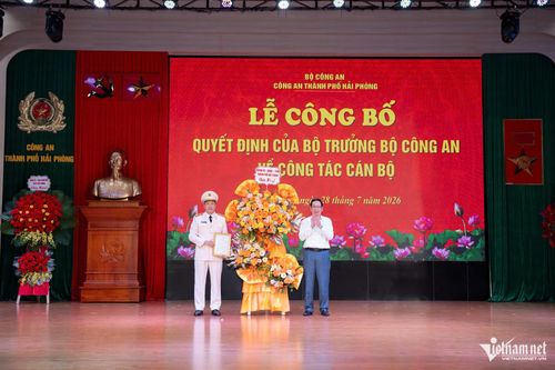Ông Vũ Tiến Phụng, Phó chủ tịch UBND TP Hải Phòng, tặng hoa chúc mừng Đại tá Khánh. Ảnh: Thành Đạt