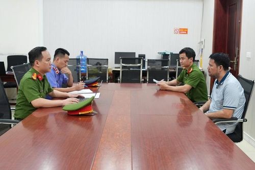  Kiểm sát viên cùng Điều tra viên lấy lời khai đối tượng trong đường dây.