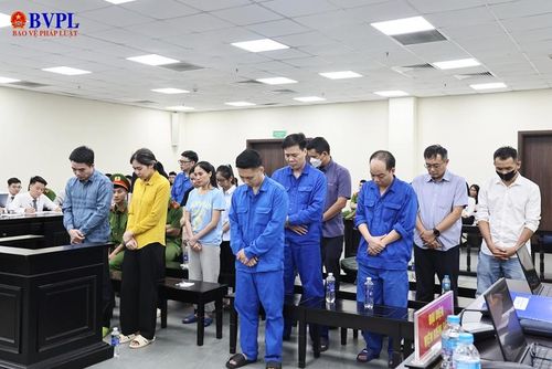  Các bị cáo đứng nghe đại diện Viện kiểm sát công bố bản luận tội và đề nghị mức án đối với bản thân.