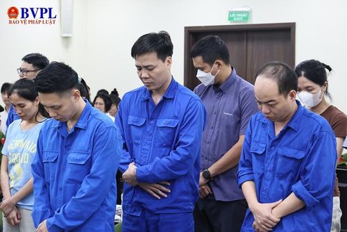  Bị cáo Nguyễn Năng Mạnh (áo xanh ở giữa) cùng các bị cáo tại phiên xét xử.