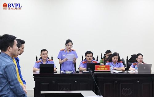  Đại diện VKSND TP Hà Nội công bố bản luận tội và đề nghị mức án đối với các bị cáo.